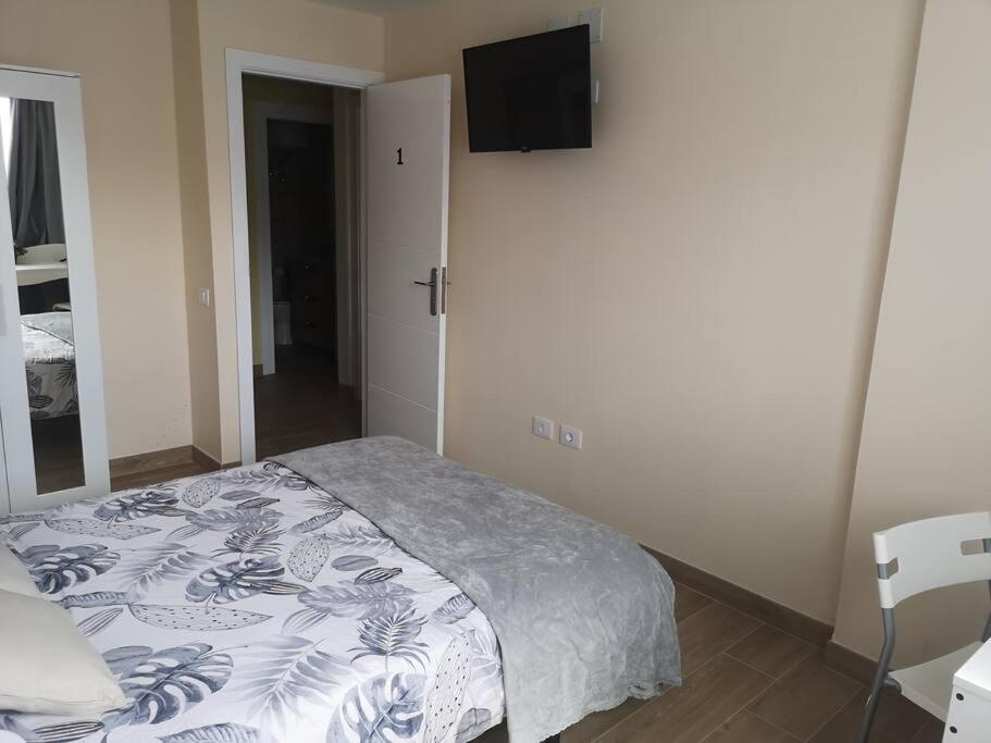 Hostal Mari En La Laguna, Alquiler Habitacion Privada En Hostal, 6 Habitaciones Cerca De La Universidad Y Aeropuerto Norte, 3 Banos Compartidos San Cristóbal de La Laguna Exterior foto